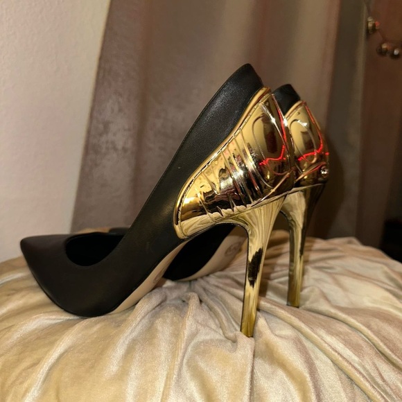 Michael Kors Khloe Pointed toe Leather Pumps - Picture 2 of 8